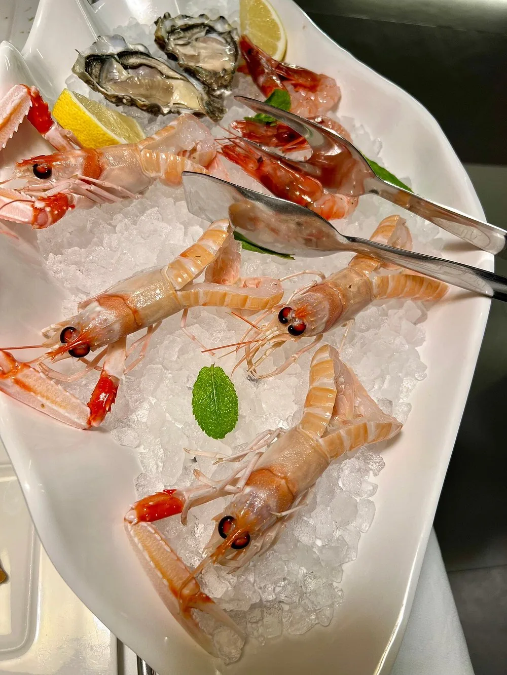 Ostriche e crostacei con limone · Kairos, Crotone
