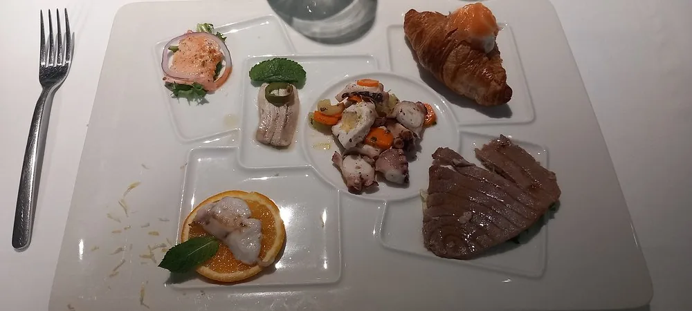 Assaggi di mare serviti a tavola · Kairos, Crotone