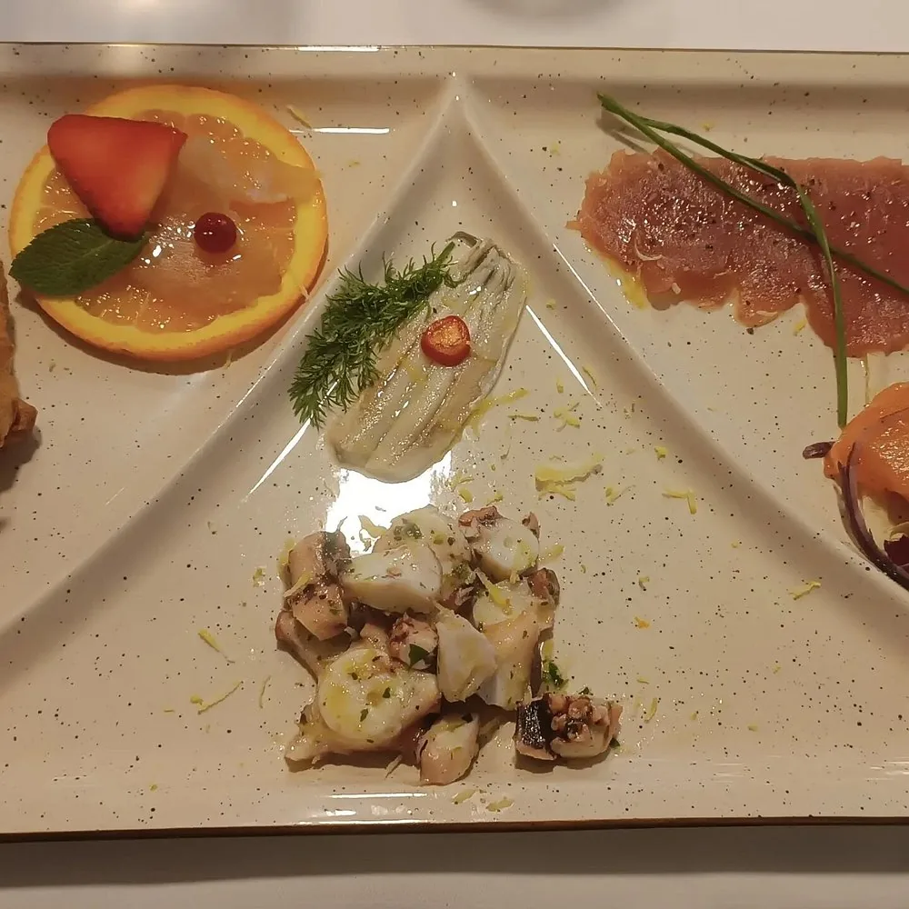 Composizione di antipasti di mare · Kairos, Crotone
