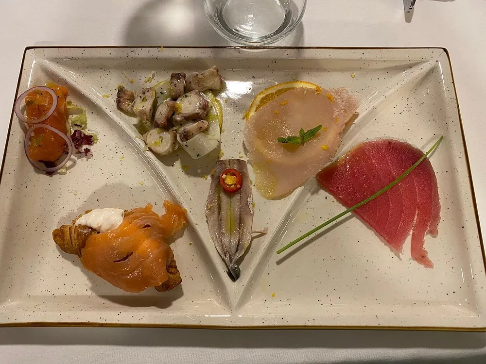Antipasti di mare in piccoli assaggi · Kairos, Crotone