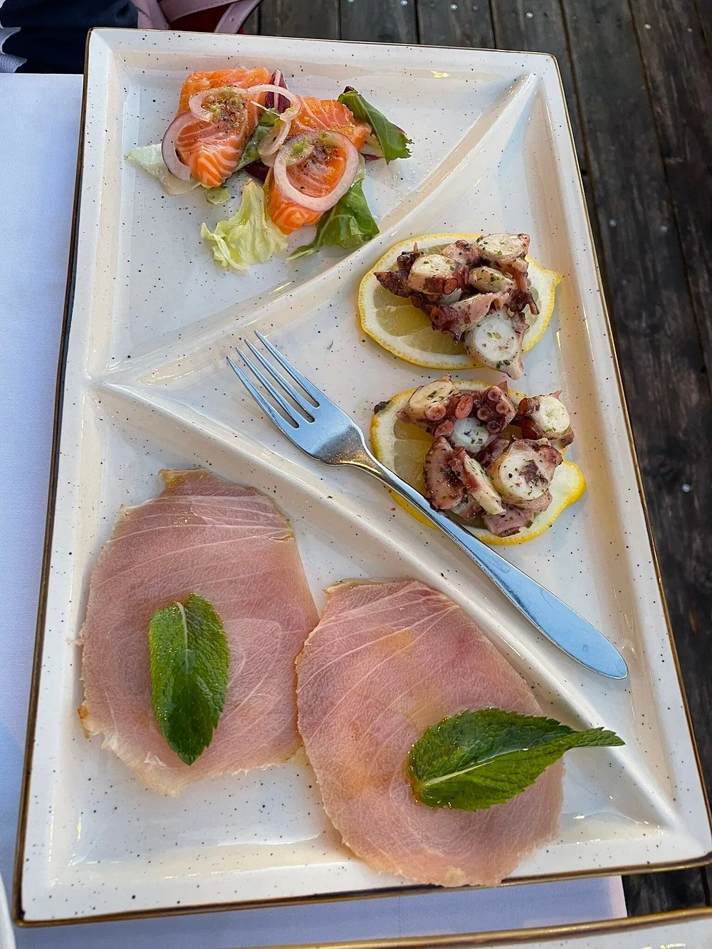 Antipasti di mare su piatto rettangolare · Kairos, Crotone